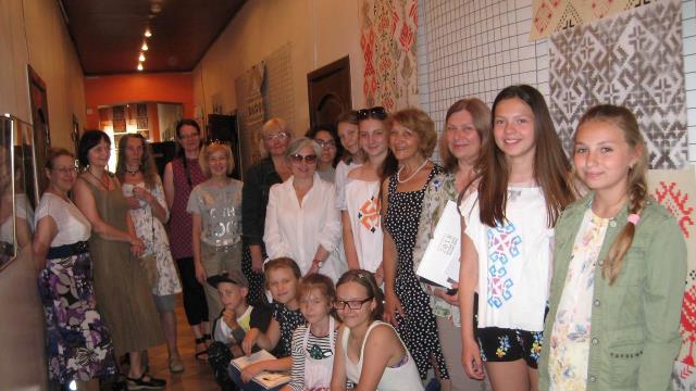 Mākslas nodaļas auzdēkņi un skolotāji kopā ar viesiem no Polockas Bērnu mākslas skolas, kopīgās izstādes "Ornaments' atklāšanā, 2018.